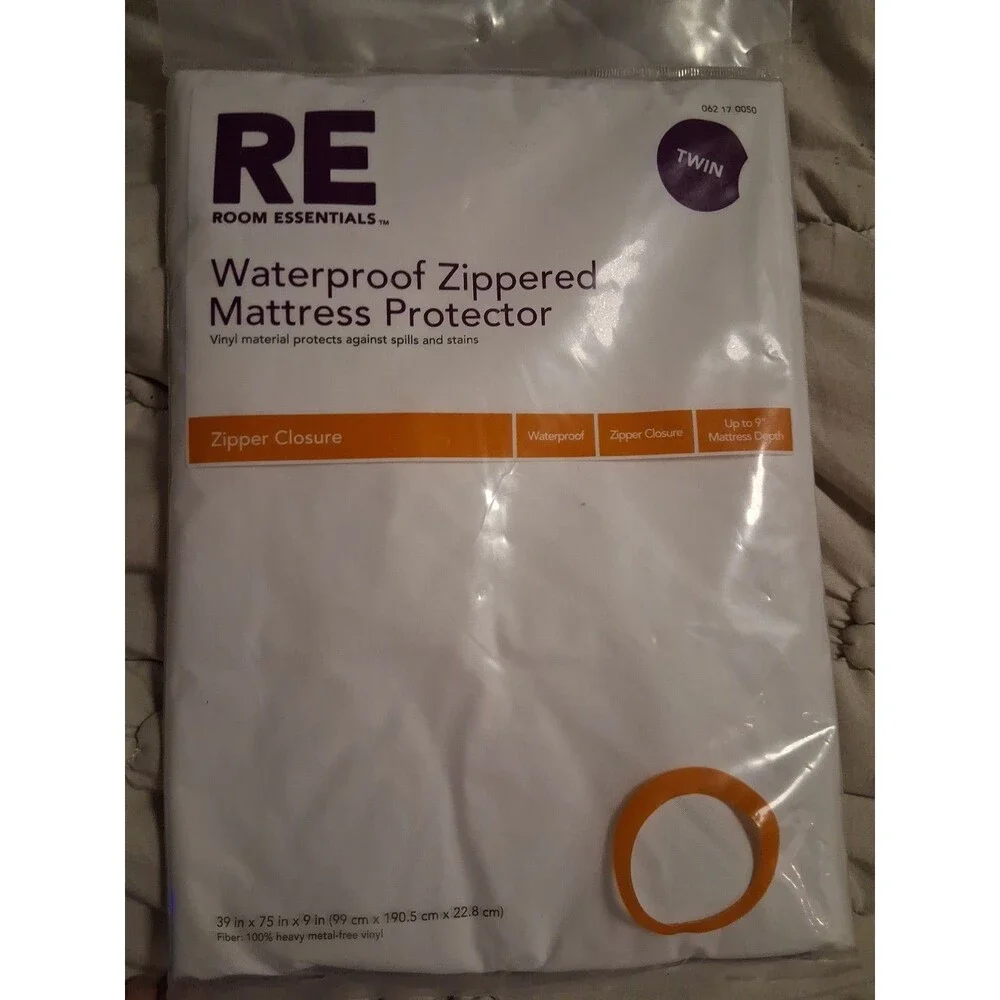 Room Essentials Waterproof Zippered Mattress Protector. Twin Size (I090)